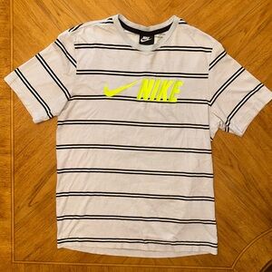 Nike Air Max 90 T-Shirt Men's Size Medium Embroidered Spellout Logo CW4686-077